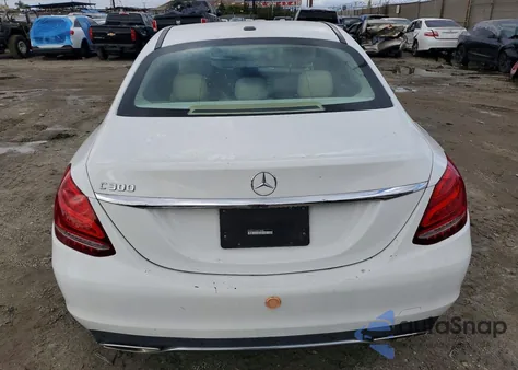 2017 Mercedes-Benz C 300 z USA, uszkodzony, nr VIN 55SWF4JB2HU198902